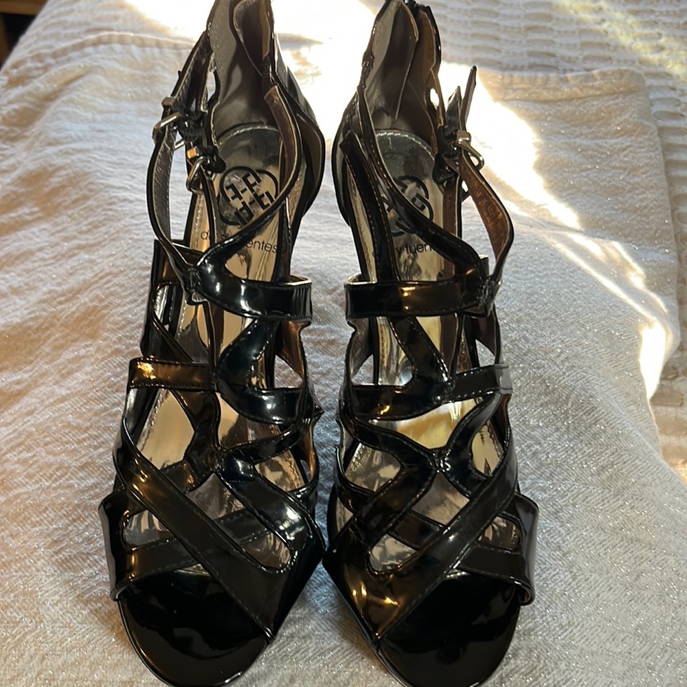 COPY - Like new Daisy Fuentes Black patent leather heels